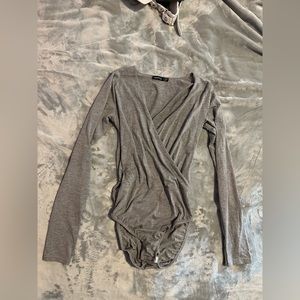 Boohoo grey v neck bodysuit (US 6)